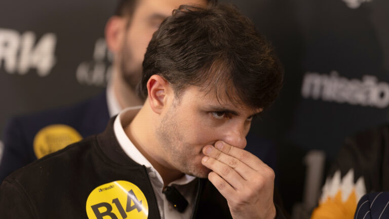 Renan Santos intensifica críticas a Flávio após comparação de Marçal com Hitler