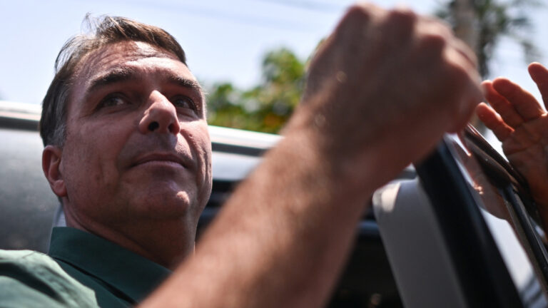 Flávio Bolsonaro deixa Brasil após ordem de Moraes e segue para Miami