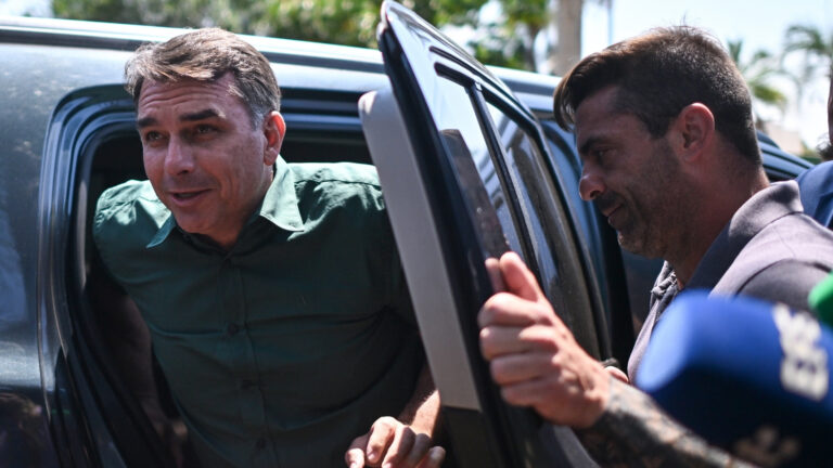 PF reconstrói rota de Flávio Bolsonaro até Miami e investiga rede de apoio