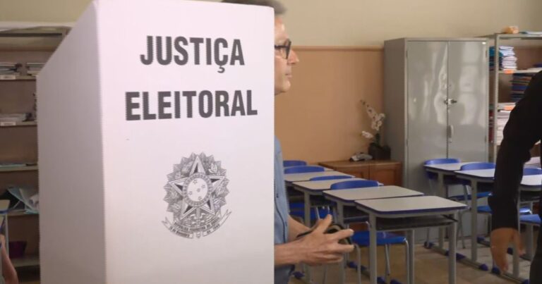 Ministério Público denuncia Zema por entrar com celular na cabine de votação