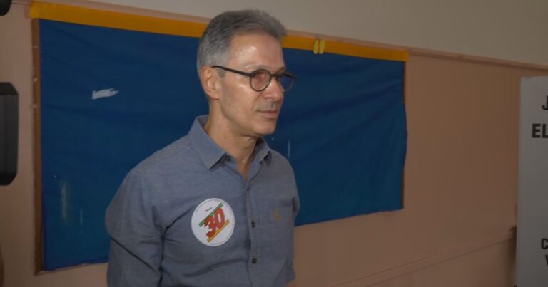 Zema vota com celular na mão e explica que não afetou seu voto