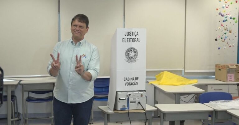 Tarcísio de Freitas vota no segundo turno em São Paulo