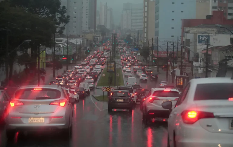 Prefeitura de Curitiba impõe bloqueios em 11 bairros nesta terça-feira