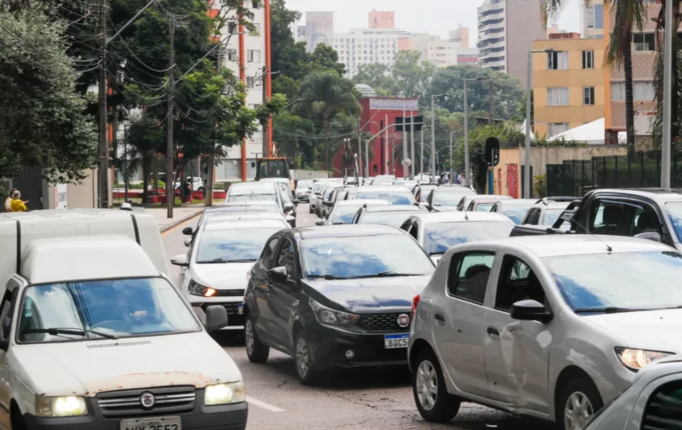 Prefeitura de Curitiba bloqueia ruas para obras do Novo Inter 2 e drenagem