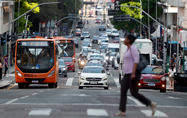 Curitiba altera trânsito em cinco bairros nesta quinta com obras do Novo Inter 2