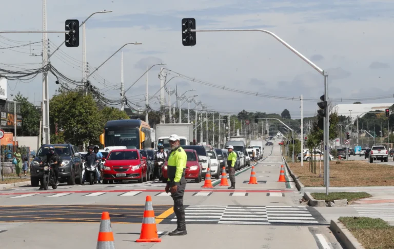 Obras do Novo Inter 2 geram bloqueios no trânsito de Curitiba nesta segunda-feira