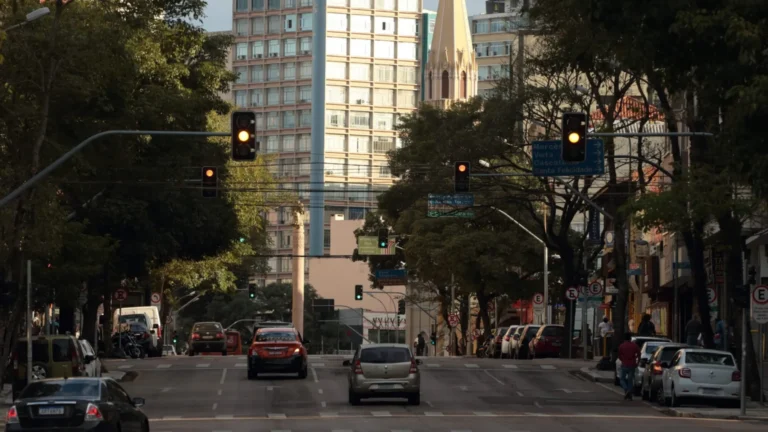 Prefeitura de Curitiba altera trânsito no Portão com desvio na República Argentina