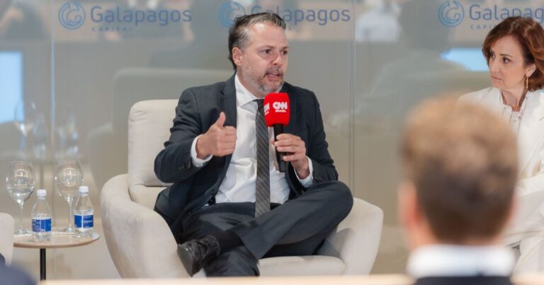 Analista explica como frente de direita facilitaria governo Flávio Bolsonaro