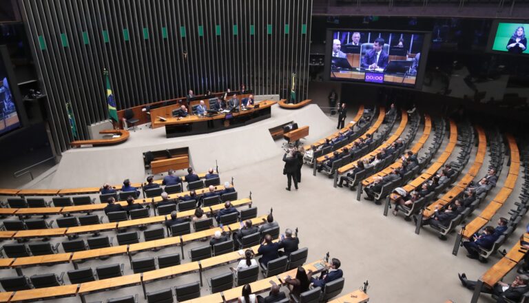 Eleitorado paranaense difere de candidatos em gênero, escolaridade e raça