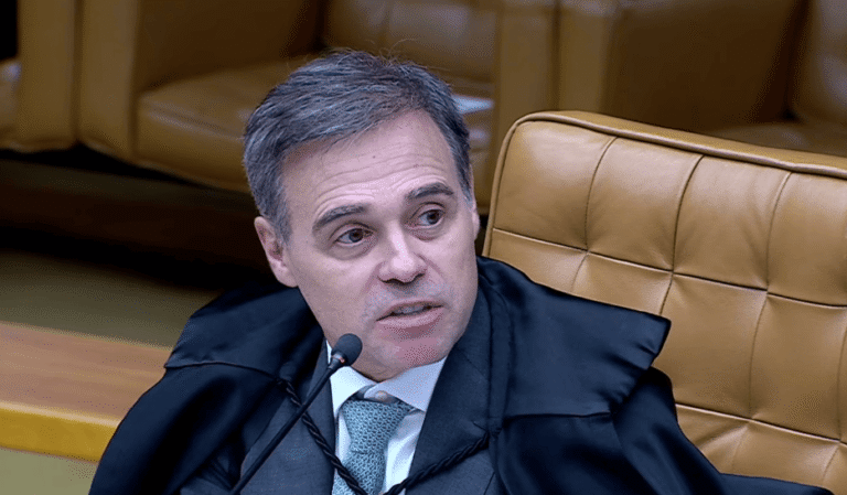 Mendonça ordena retirada de vídeo de Lula sobre tesouraço de Flávio Bolsonaro
