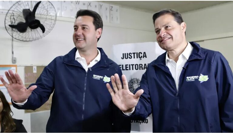 Ratinho Junior vota e projeta segundo turno para Sandro Alex no Paraná