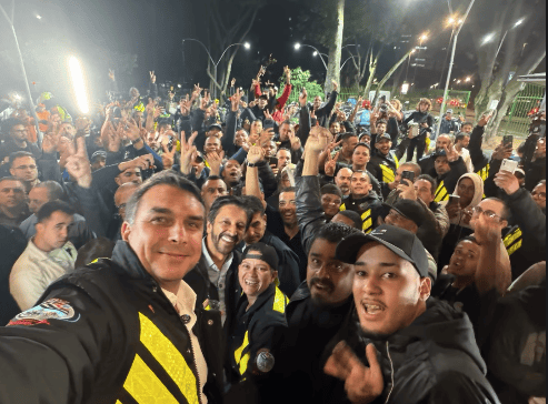 Flávio Bolsonaro distribui pizzas a motoboys em São Paulo durante campanha