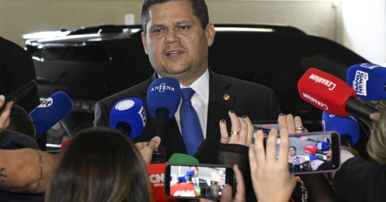 Alcolumbre garante votação da PEC 6x1 antes do segundo turno das eleições
