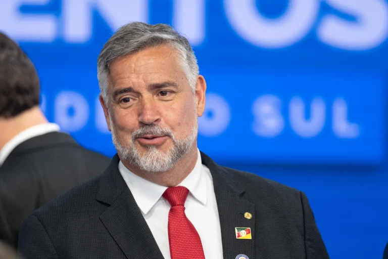 Paulo Pimenta propõe frente ampla contra ofensiva de Flávio nos EUA