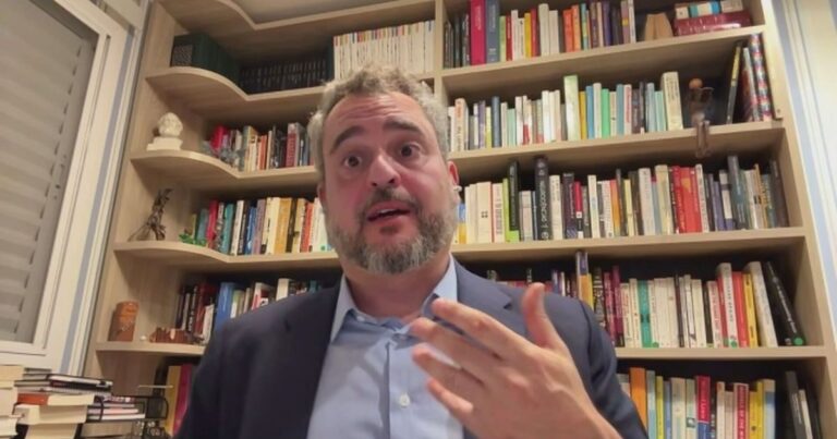 Professor critica interferência judicial no último debate presidencial