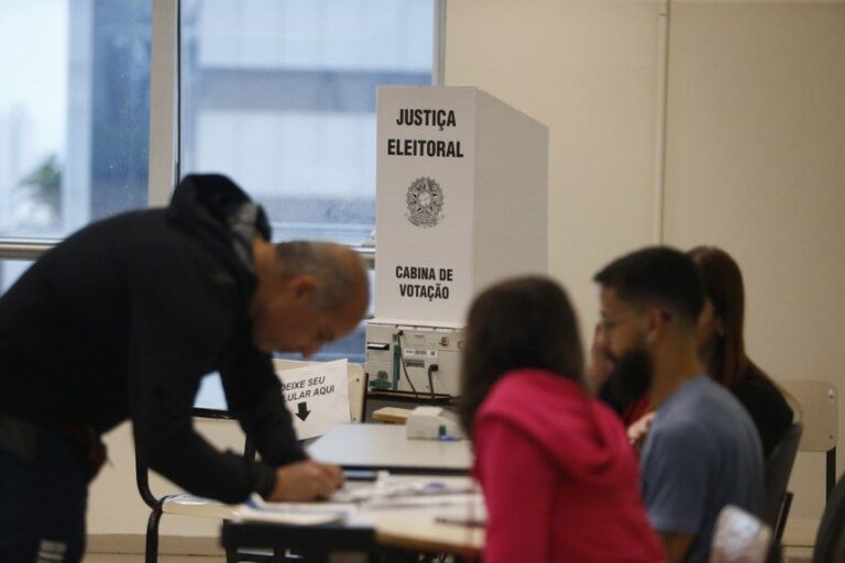 TSE libera crianças na cabine de urna durante votação 2026