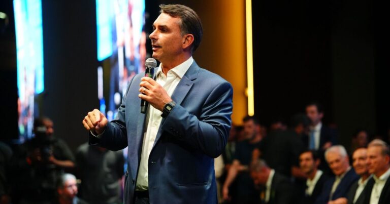 Campanha de Flávio se reorganiza para ampliar comunicação na reta final