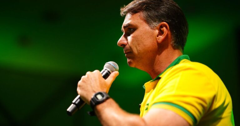 Flávio Bolsonaro é orientado a evitar agressividade em debates do segundo turno