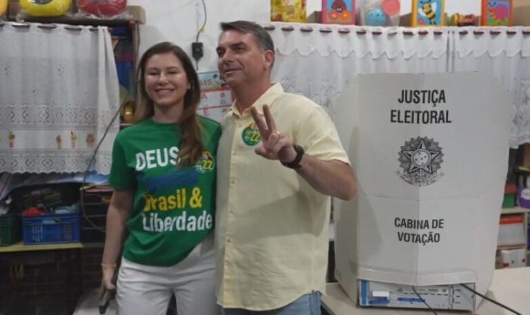 Flávio Bolsonaro vota no Rio e promete liberdade de imprensa se eleito