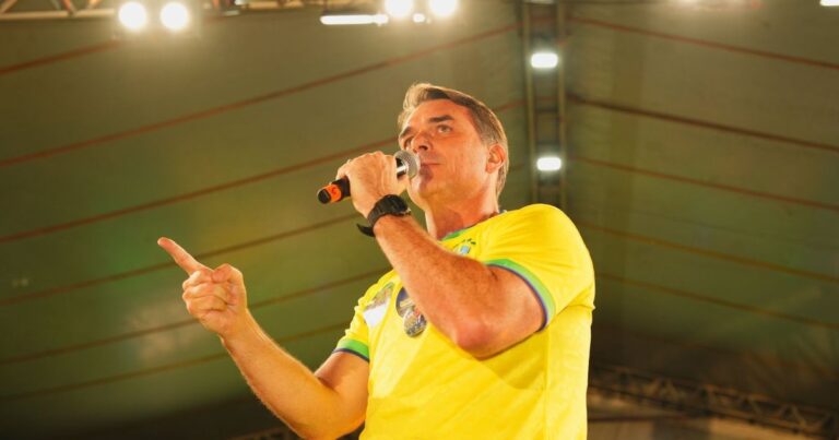 Flávio Bolsonaro descarta Eduardo como chanceler em eventual governo