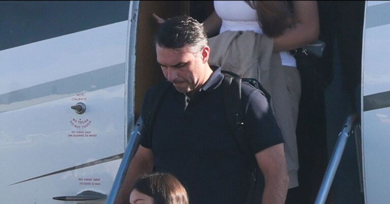 Flávio Bolsonaro chega aos EUA e publica carta com teor golpista