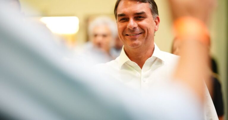 Flávio Bolsonaro dedica sexta-feira à preparação para sabatina da TV Globo