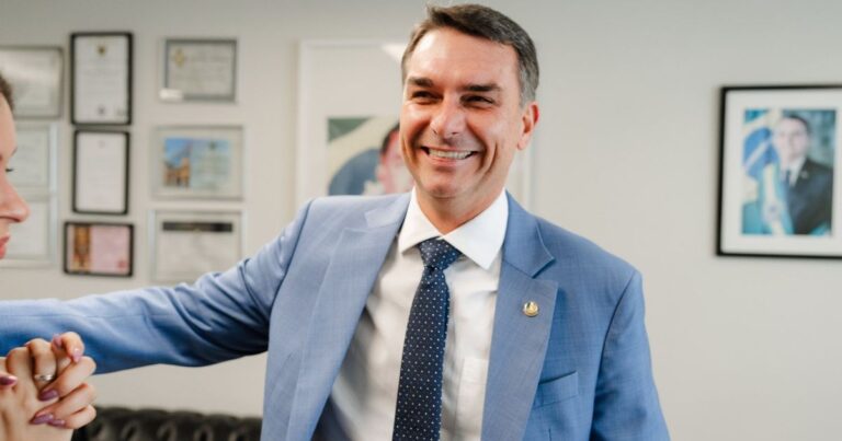 Flávio Bolsonaro inicia bloquinho com Nikolas em Minas Gerais para mobilizar apoiadores