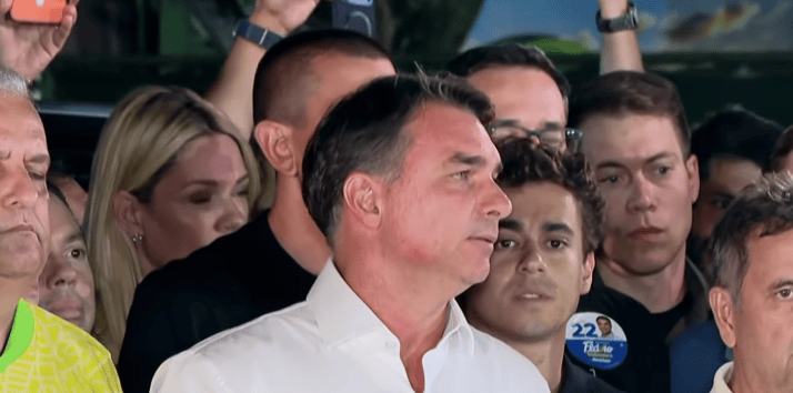 Flávio Bolsonaro tenta herdar liderança da oposição sob duas investigações da PF
