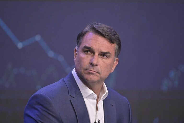 Flávio Bolsonaro promete combater queimadas e transformar riquezas da Amazônia