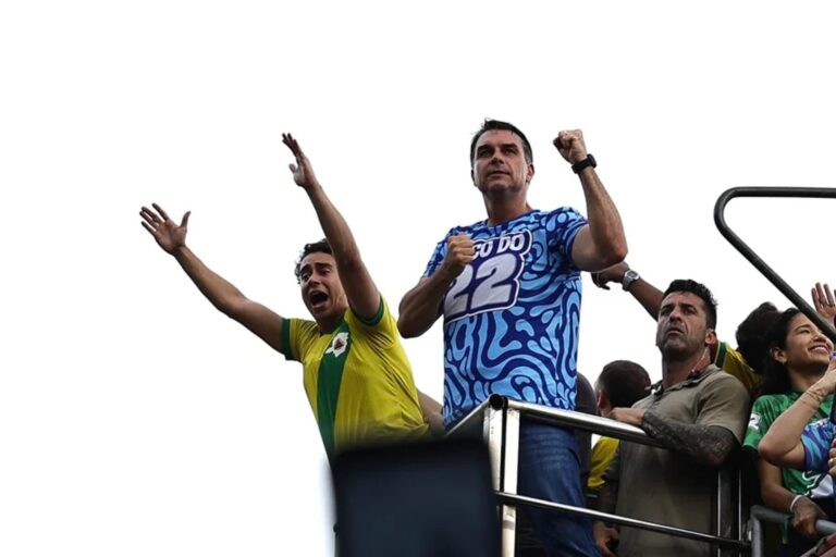Flávio Bolsonaro diz que Brasil está cansado de esperar por mudanças com Lula