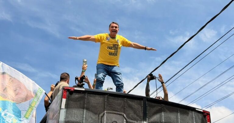 Flávio Bolsonaro vence Lula em primeiro turno e PL amplia força no Senado