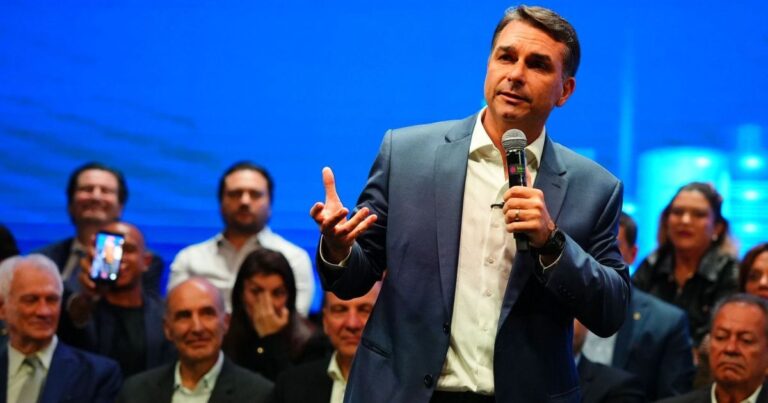 Flávio Bolsonaro nega que acabará com Bolsa Família se eleito presidente