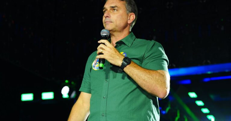 Flávio Bolsonaro evita atos de rua em Brasília durante campanha à Presidência