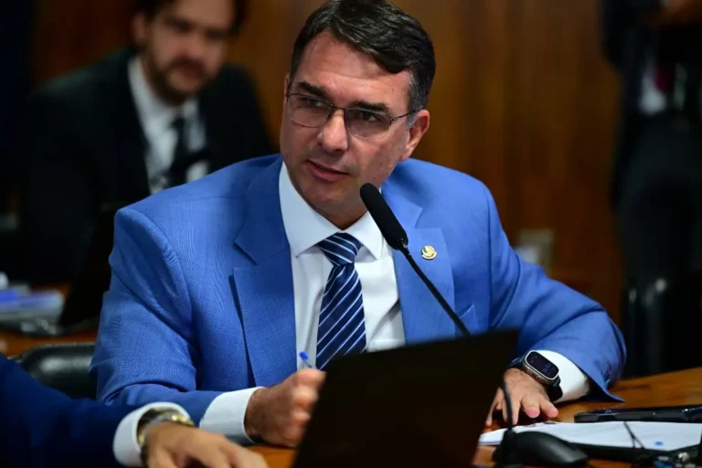 Flávio Bolsonaro tem ao menos 15 nomes cotados para equipe econômica