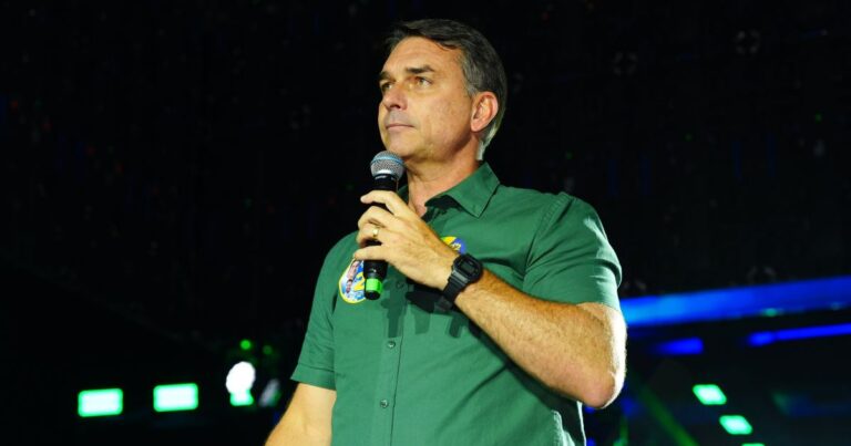 Flávio Bolsonaro compara-se a Rui Barbosa e Charles de Gaulle em carta golpista