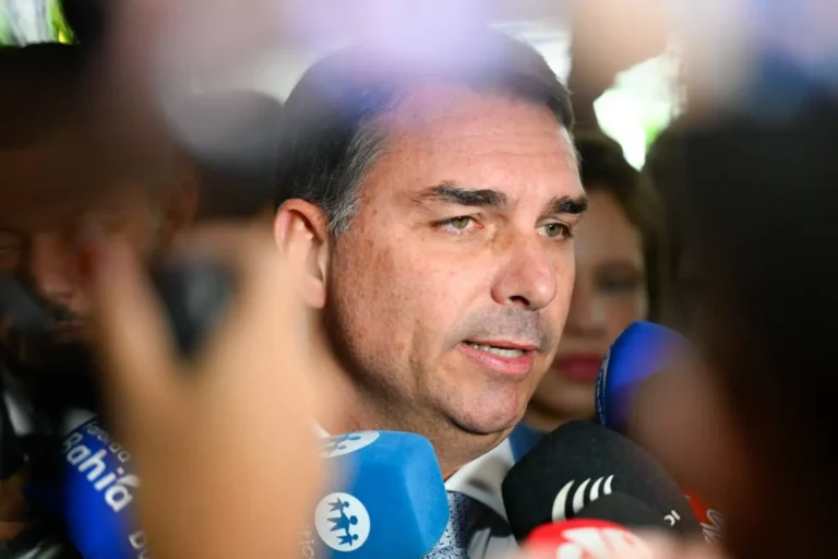 Flávio Bolsonaro propõe Lei de Liberdade Econômica 2.0 para ampliar desregulamentação