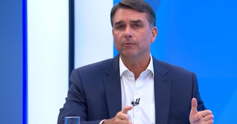 Flávio Bolsonaro promete não cortar gastos com população mais pobre