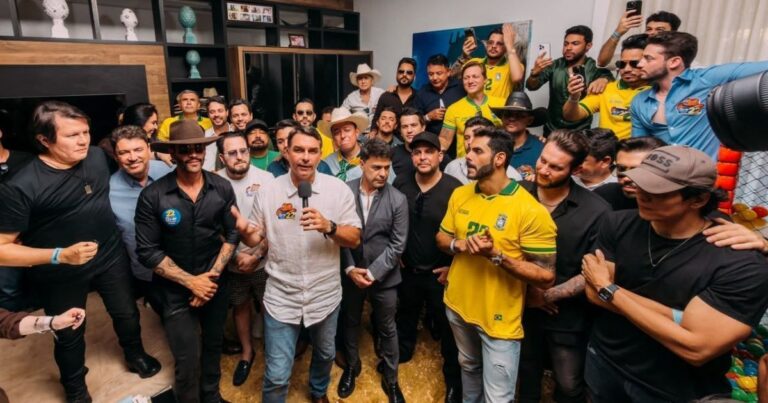 Flávio Bolsonaro grava vídeos com 20 cantores sertanejos em Goiás