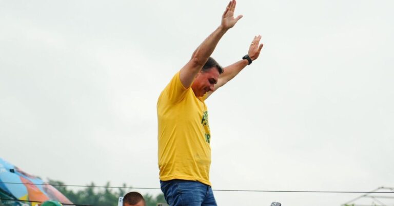 Flávio Bolsonaro avalia participar de celebração de Nossa Senhora Aparecida em Brasília