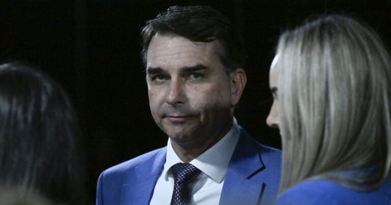 Flávio Bolsonaro contradiz expectativas de ajuste fiscal mas mantém apoio do mercado