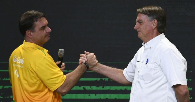 Flávio Bolsonaro supera pai e recebe 6,8 milhões de votos a mais no primeiro turno