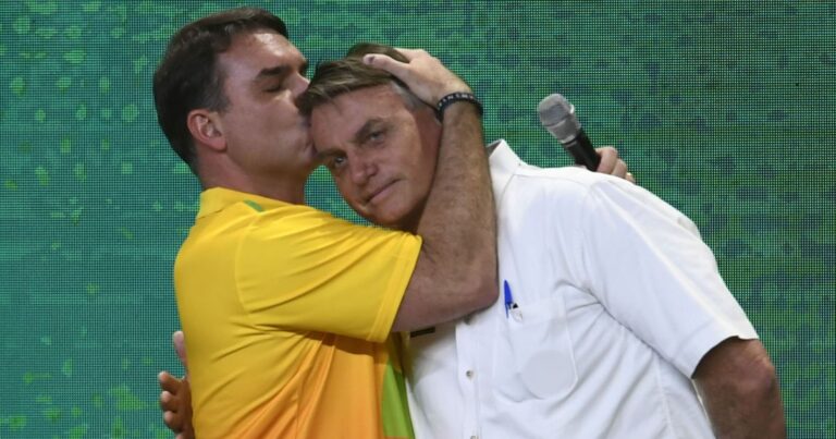 Flávio Bolsonaro promete posse com pai, mas especialistas veem obstáculos jurídicos