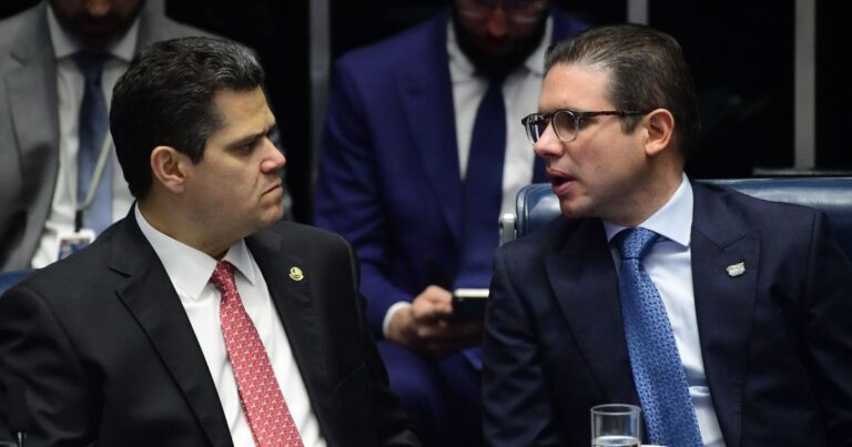Flávio Bolsonaro avisa ao Centrão que não apoiará recondução de Motta e Alcolumbre