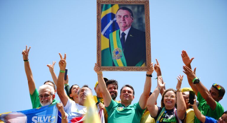 Flávio Bolsonaro encerra campanha com motociatas e apelo ao voto útil