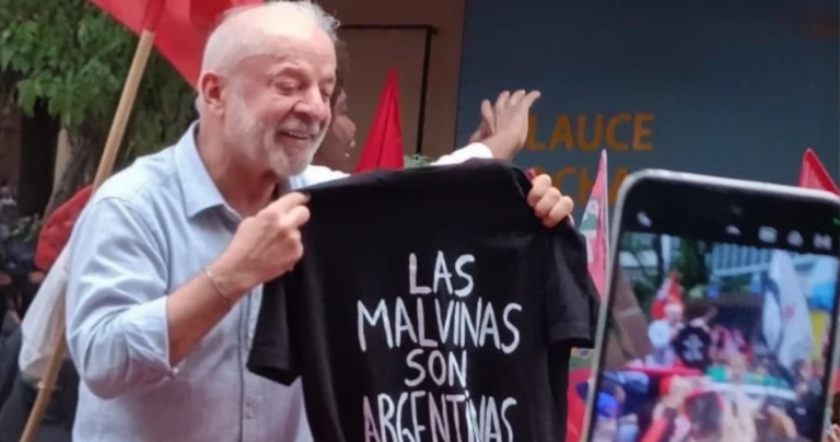 Lula exibe camisa com frase pró-Argentina em ato de campanha no Rio