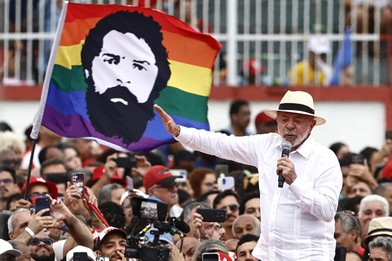 PT fica atrás de Flávio Bolsonaro no segundo turno e vê poder político concentrado no Nordeste