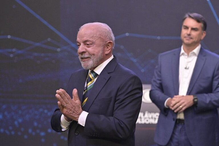Lula ganha celular de Fonteles e entra no canal Exército do Lula