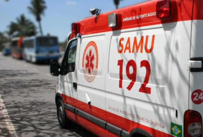 Sete jovens ficam feridos após carro colidir com caçamba em Maringá