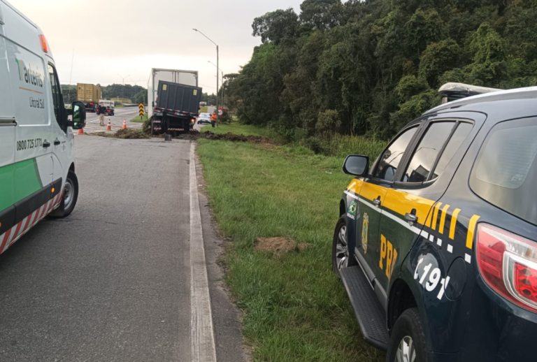Motorista de caminhão morre após sair da pista na BR-116 em Quatro Barras