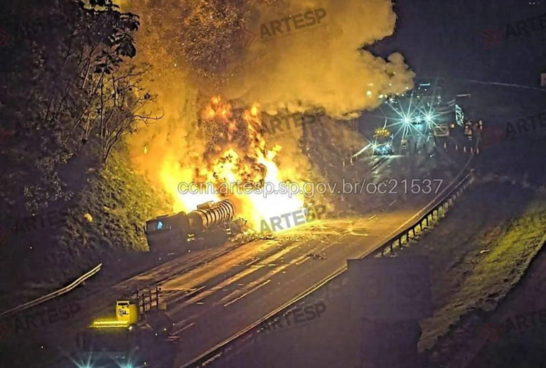 Colisão entre carretas causa incêndio e bloqueia Rodoanel em São Paulo